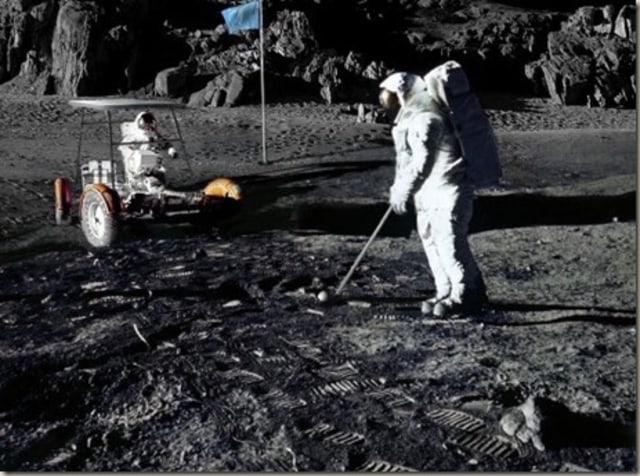 astronot apollo 14 alan shepard main golf di bulan