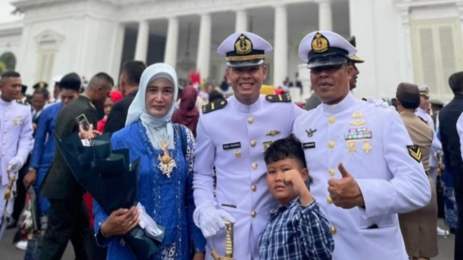 VIVA Militer: Letda Laut (P) Resa Ridhwan Pindriansyah dan keluarga di Istana