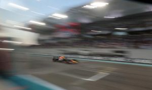 Sergio Perez (Red Bull Racing) melaju pada balapan F1 GP Abu Dhabi 2023 (Foto: Reuters/Ali Haider)
